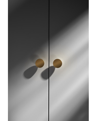 Pomello per mobile in oro lucido LUNA M maniglia design vista frontale montata su un mobile