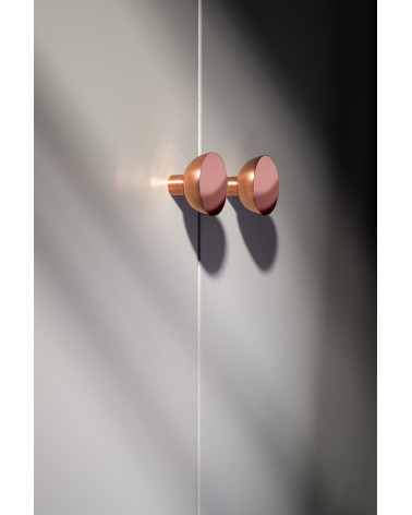 Pomello per mobile in rame LUNA M maniglia design vista laterale montata su un mobile