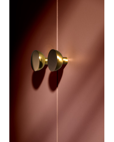 Pomolo per mobile oro opaco LUNA M design vista laterale montato su un mobile