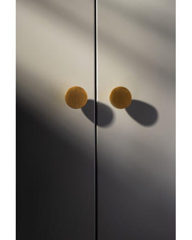 Pomolo per mobile oro opaco LUNA M design vista frontale montato su un mobile