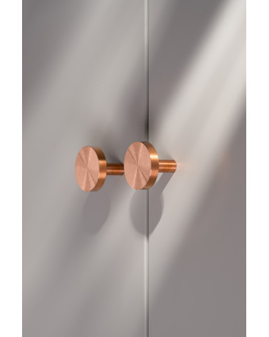 Pomolo per mobile in ottone NENA M design vista laterale installato su un mobile