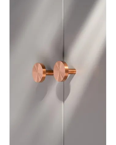 Pomolo per mobile in ottone NENA M design vista laterale installato su un mobile