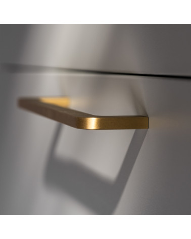 Maniglia per mobile in ottone spazzolato ISA design montata su un cassetto