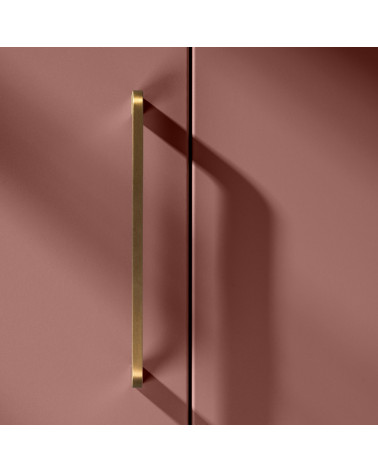Maniglia per mobile in ottone spazzolato ISA design modello large montata su un armadio