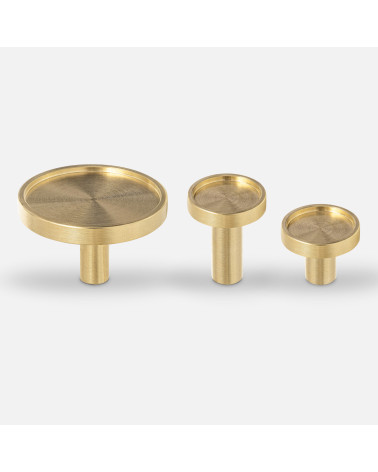 Pomolo per mobile in ottone INA design allineato orizzontalmente su superficie bianca