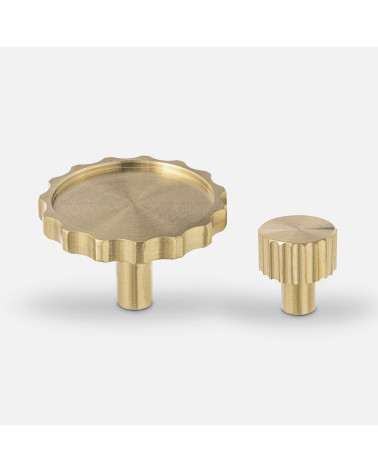 Pomolo per mobile oro lucido LEXI design allineato orizzontalmente su sfondo bianco