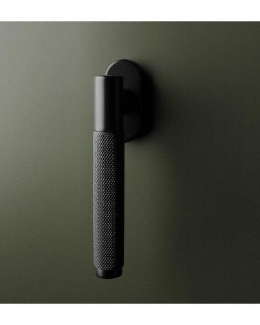 Maniglia per finestra nera MOLINIA maniglia design su sfondo scuro