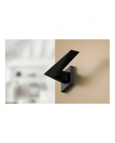 Maniglia per porta nera Blade design vista dal basso montata su una porta socchiusa
