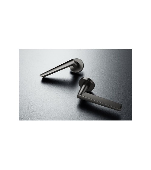 Maniglia per porta nera Arrow ferramenta design