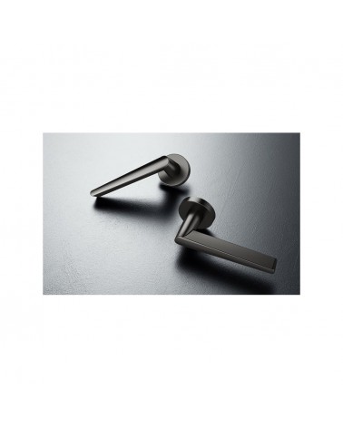 Maniglia per porta nera Arrow ferramenta design posata su uno sfondo