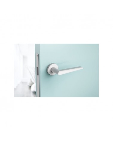 Maniglia per porta bianca Arrow ferramenta design vista frontale montata su una porta