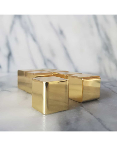 Pomello per mobile in ottone LANA S maniglia design vista ravvicinata posati su marmo bianco venato grigio ripresi leggermente d