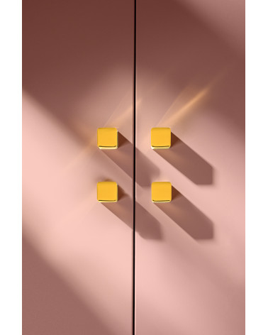 Pomello per mobile in ottone LANA S maniglia design vista frontale con ombre marcate proiettate verso il basso