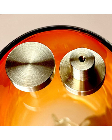 Pomello per mobile in ottone 01 maniglia design posata su una superficie arancione