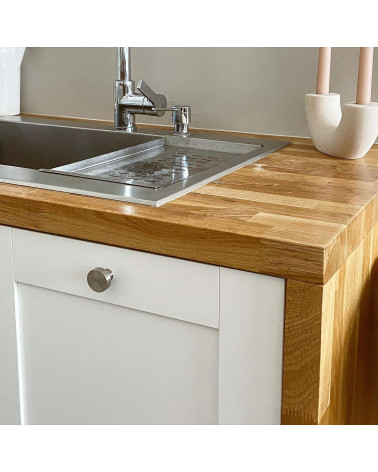 Pomello per mobile in acciaio inossidabile modello 01 maniglia design vista inclinata su un mobile da cucina