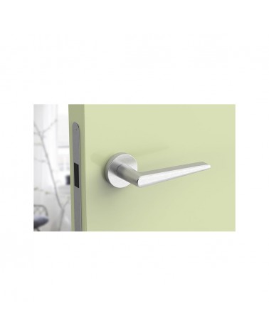 Maniglia per porta cromata satinata Arrow design vista frontale montata su una porta
