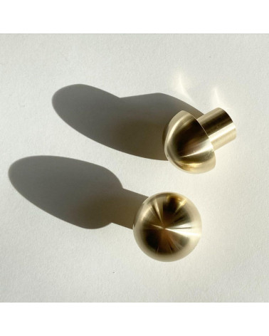 Pomello per mobile in ottone modello 03 maniglia design vista dall'alto con ombre portate