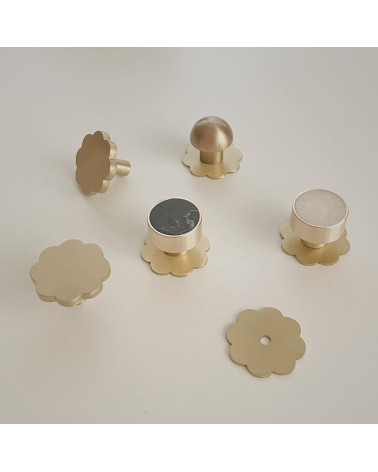Pomello per mobile in ottone modello 03 maniglia design vista dall'alto disposto in cerchio