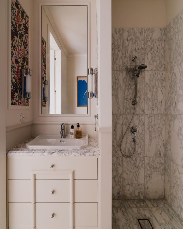 Pomello per mobile in acciaio inossidabile 03 maniglia design vista frontale in un bagno