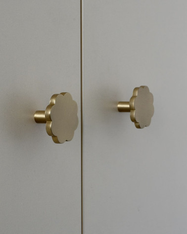 Pomello per mobile in ottone Fleur 08 maniglia design vista laterale installata su un armadio