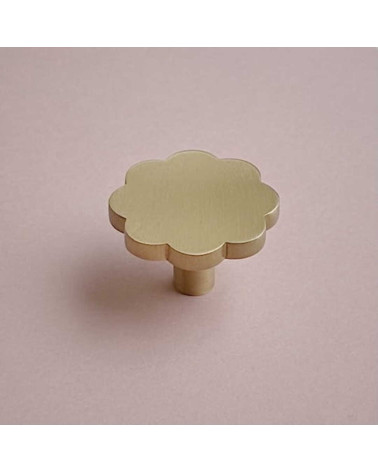 Pomolo per mobile in ottone Fleur 08 maniglia design su sfondo rosa