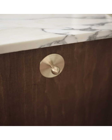 Pomolo per mobile in ottone Boule maniglia design vista inclinata con rosetta montata su un mobile