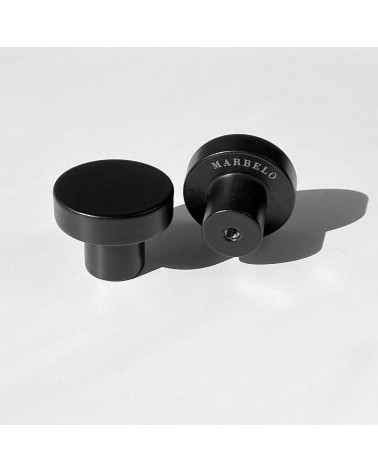 Pomello per mobile nero in acciaio inossidabile maniglia design posati fianco a fianco su uno sfondo