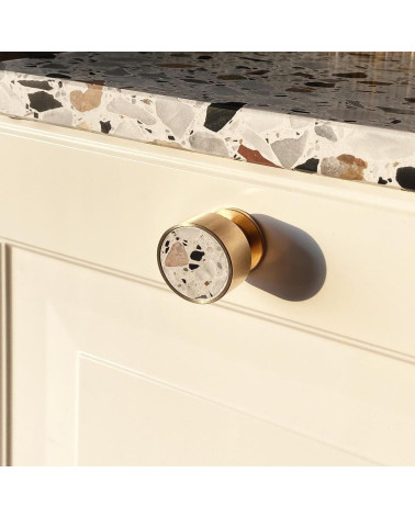 Pomello per mobile in ottone e Terrazzo maniglia design vista inclinata montata su un mobile