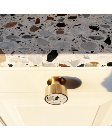 Pomello per mobile in ottone e Terrazzo maniglia design vista dall'alto montata su un mobile
