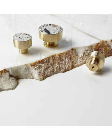 Pomello per mobile in ottone e Terrazzo maniglia design di varie dimensioni su una superficie in marmo