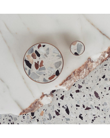 Pomello per mobile in ottone e Terrazzo maniglia design vista ravvicinata