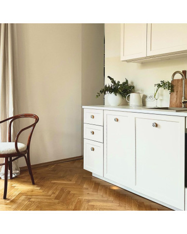 Pomello per mobile in ottone e Terrazzo maniglia design fissato su un mobile in una cucina