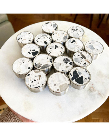 Pomello per mobile in ottone e Terrazzo maniglia design disposti in mucchio su una superficie in marmo