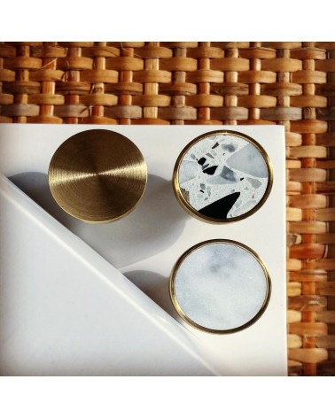 Pomello per mobile in ottone e Terrazzo maniglia design posati fianco a fianco