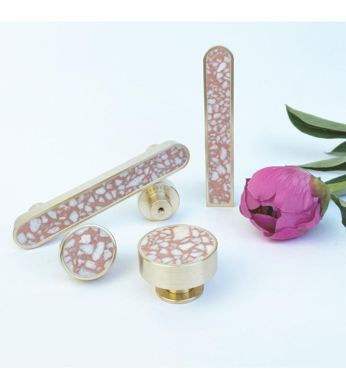 Pomolo per mobile in ottone e Pink Terrazzo maniglia design modello large