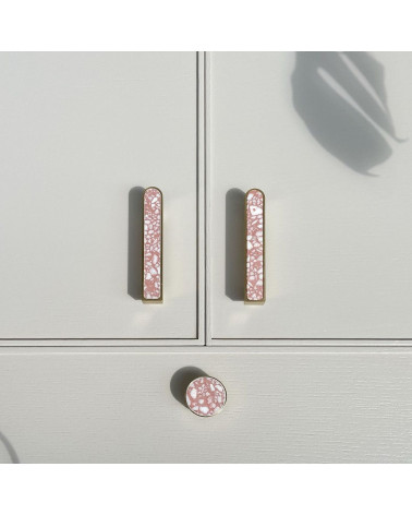 Pomello per mobile in ottone e Pink Terrazzo maniglia design vista frontale montata su un mobile