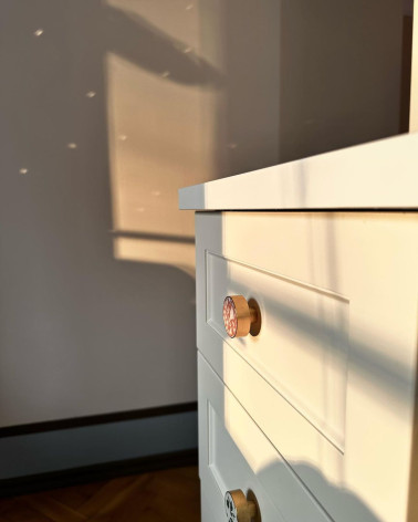 Pomello per mobile in ottone e Pink Terrazzo maniglia design installata su un cassetto in luce naturale
