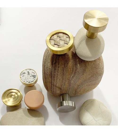 Pomolo per mobile in ottone ed erbario marino maniglia design