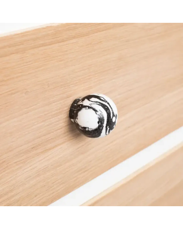 Pomolo per mobile in legno di faggio nero maniglia design vista di lato su una superficie in legno