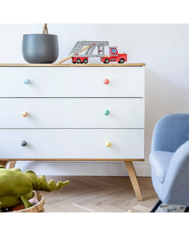 Pomolo per mobile in legno di faggio Octopus maniglia design installato su un cassettone bianco