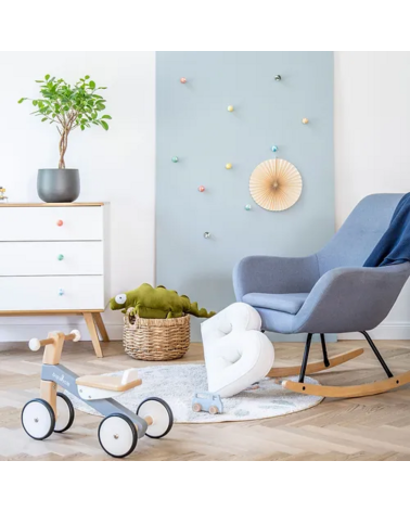 Pomolo per mobile in legno di faggio Octopus maniglia design installata su un cassettone bianco sormontato da una pianta in vaso