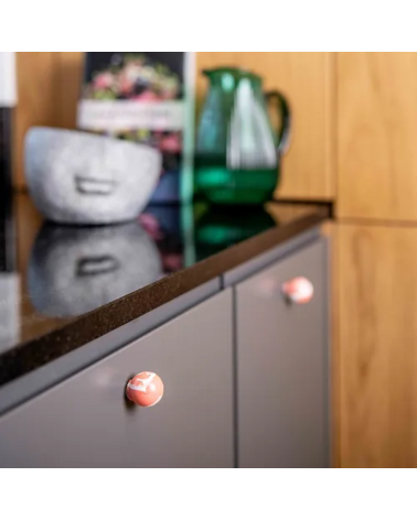 Pomolo per mobile in legno di faggio rosso ciliegia maniglia design installato su una porta di mobile da cucina