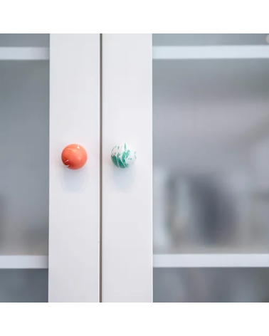 Pomello per mobile in legno di faggio verde intenso maniglia design fissata su un armadio vetrato