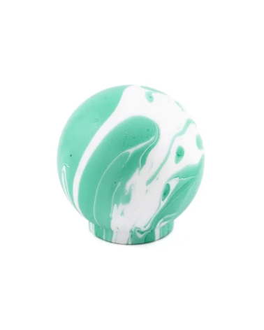 Pomello per mobile in legno di faggio verde intenso maniglia design in primo piano su una superficie bianca