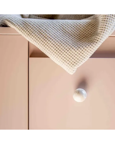 Pomello per mobile in legno di faggio Grigio maniglia design vista frontale fissata su un mobile