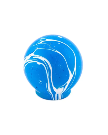 Pomello per mobile in legno di faggio Blu Azzurro maniglia design vista frontale su una superficie bianca
