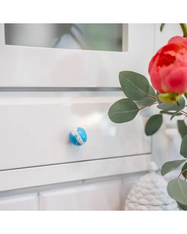 Pomello per mobile in legno di faggio Blu Azzurro maniglia design fissata su un cassetto con una rosa sopra
