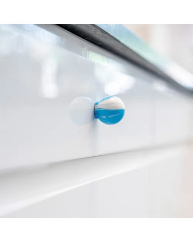Pomello per mobile in legno di faggio Blu Azzurro maniglia design vista laterale montata su un mobile