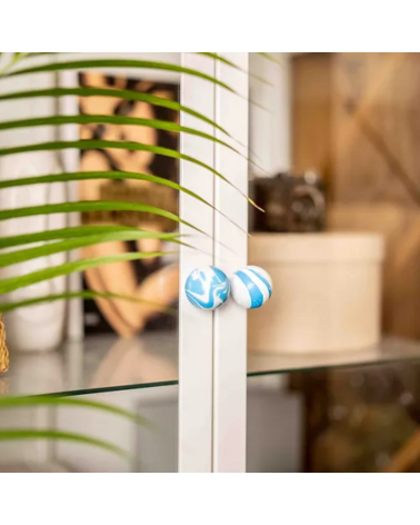 Pomello per mobile in legno di faggio Blu Azzurro maniglia design vista frontale installata su una porta vetrata