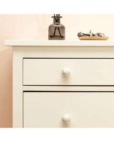 Pomello per mobile in legno di faggio Mistel maniglia design vista frontale fissata sulla facciata di una cassettiera